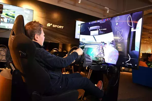 「現実と変わらないとも言われるイマドキのレースゲーム！　それでもレーシングドライバーが感じる「ゲームの限界」とは」の画像