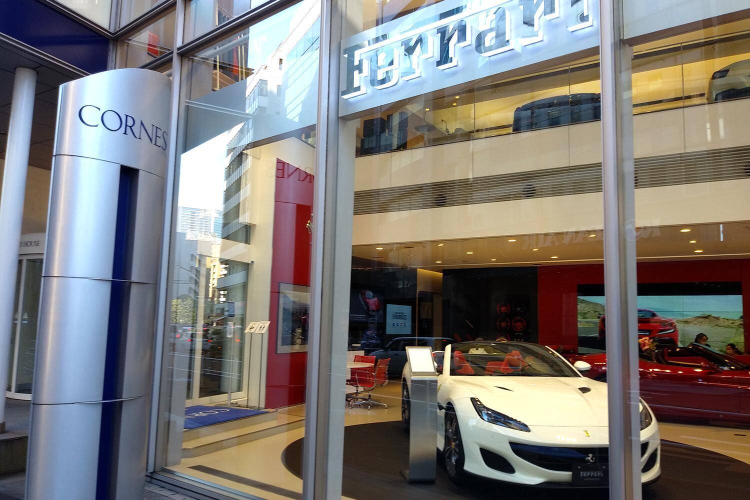 ライバルメーカーの「フェラーリとランボ」「メルセデスとBMW」を同じ会社が販売！　高級車でお馴染みのコーンズとヤナセって何もの