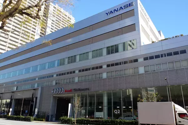 「ライバルメーカーの「フェラーリとランボ」「メルセデスとBMW」を同じ会社が販売！　高級車でお馴染みのコーンズとヤナセって何もの」の画像