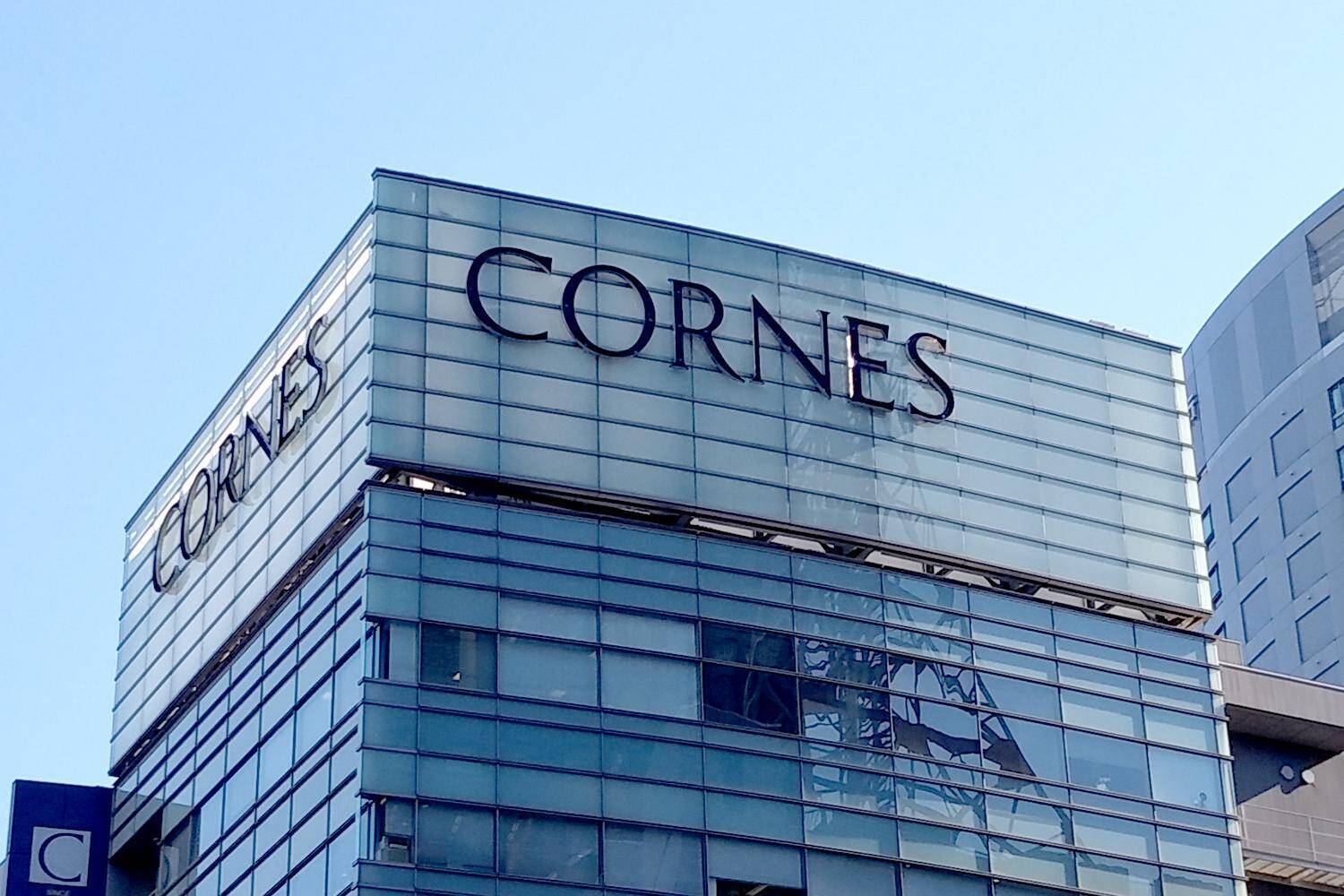 ライバルメーカーの「フェラーリとランボ」「メルセデスとBMW」を同じ会社が販売！　高級車でお馴染みのコーンズとヤナセって何もの