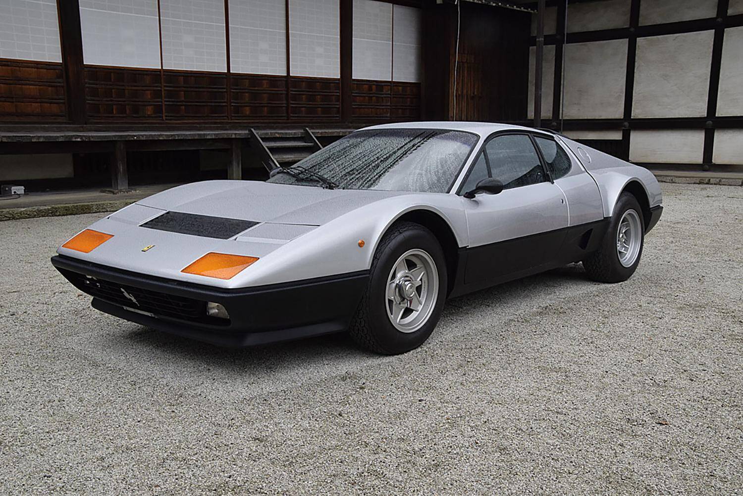 ライバルメーカーの「フェラーリとランボ」「メルセデスとBMW」を同じ会社が販売！　高級車でお馴染みのコーンズとヤナセって何もの