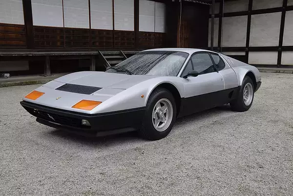 「ライバルメーカーの「フェラーリとランボ」「メルセデスとBMW」を同じ会社が販売！　高級車でお馴染みのコーンズとヤナセって何もの」の画像