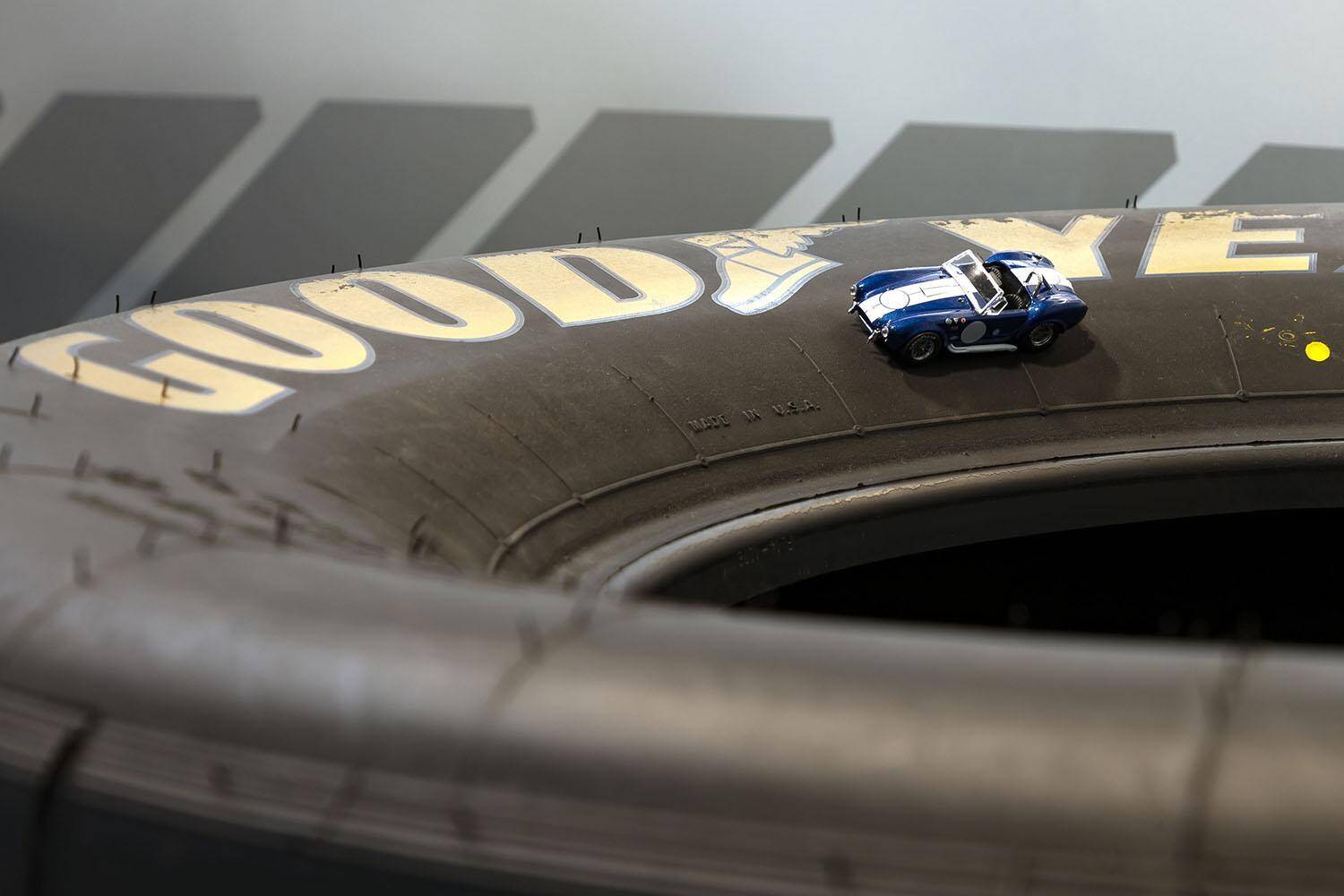 伝説のアメ車がミニカーで復活！　KYOSHO MINI CAR ＆ BOOK 第9弾「シェルビー コブラ 427 S/C」が発売