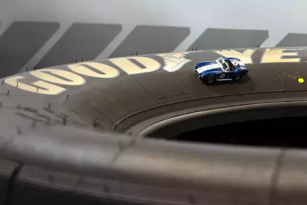 「伝説のアメ車がミニカーで復活！　KYOSHO MINI CAR ＆ BOOK 第9弾「シェルビー コブラ 427 S/C」が発売」の画像