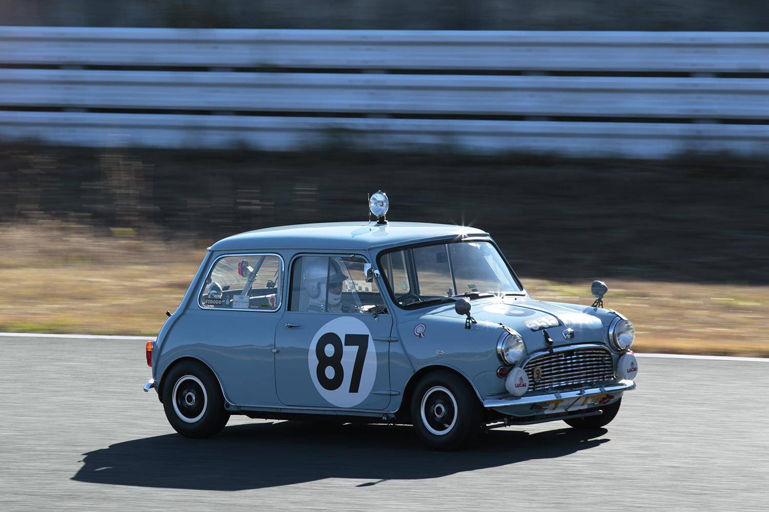 昭和の写真……じゃなくて「令和」なんです！　乗り手もグリッドガールも「レトロコスプレ」した本気レースが面白すぎた