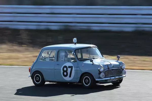 「昭和の写真……じゃなくて「令和」なんです！　乗り手もグリッドガールも「レトロコスプレ」した本気レースが面白すぎた」の画像