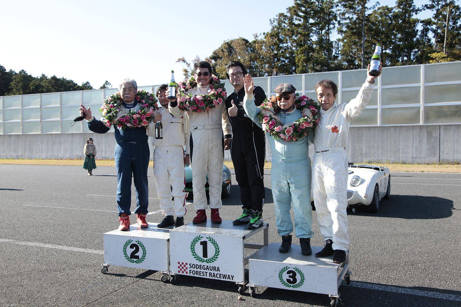 昭和の写真……じゃなくて「令和」なんです！　乗り手もグリッドガールも「レトロコスプレ」した本気レースが面白すぎた