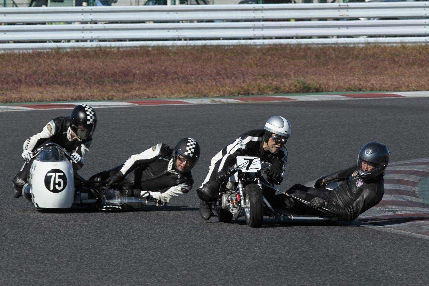 昭和の写真……じゃなくて「令和」なんです！　乗り手もグリッドガールも「レトロコスプレ」した本気レースが面白すぎた