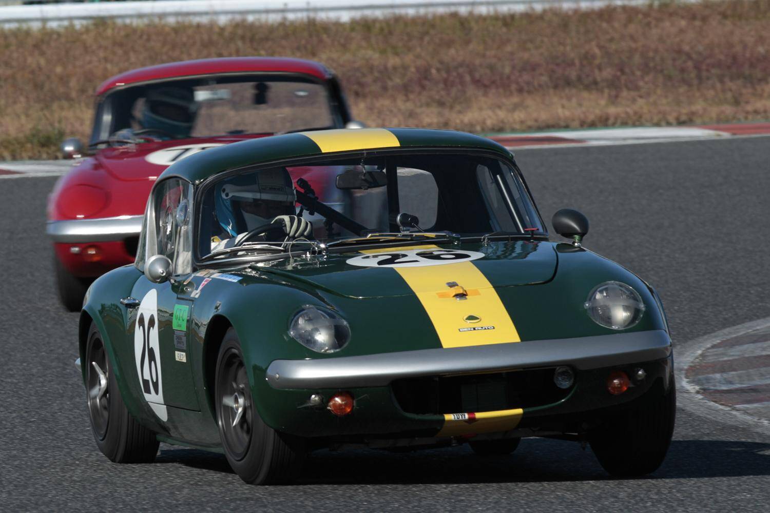 昭和の写真……じゃなくて「令和」なんです！　乗り手もグリッドガールも「レトロコスプレ」した本気レースが面白すぎた