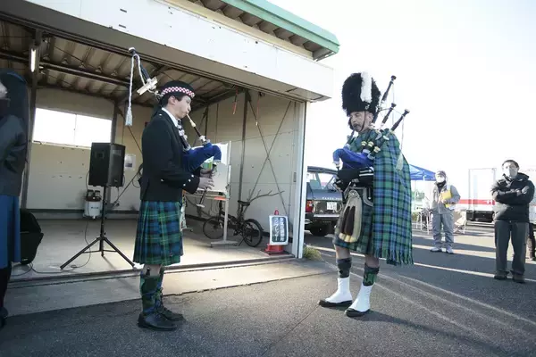 「昭和の写真……じゃなくて「令和」なんです！　乗り手もグリッドガールも「レトロコスプレ」した本気レースが面白すぎた」の画像