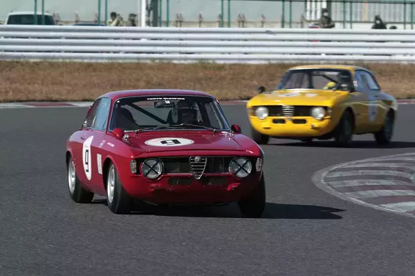 「昭和の写真……じゃなくて「令和」なんです！　乗り手もグリッドガールも「レトロコスプレ」した本気レースが面白すぎた」の画像