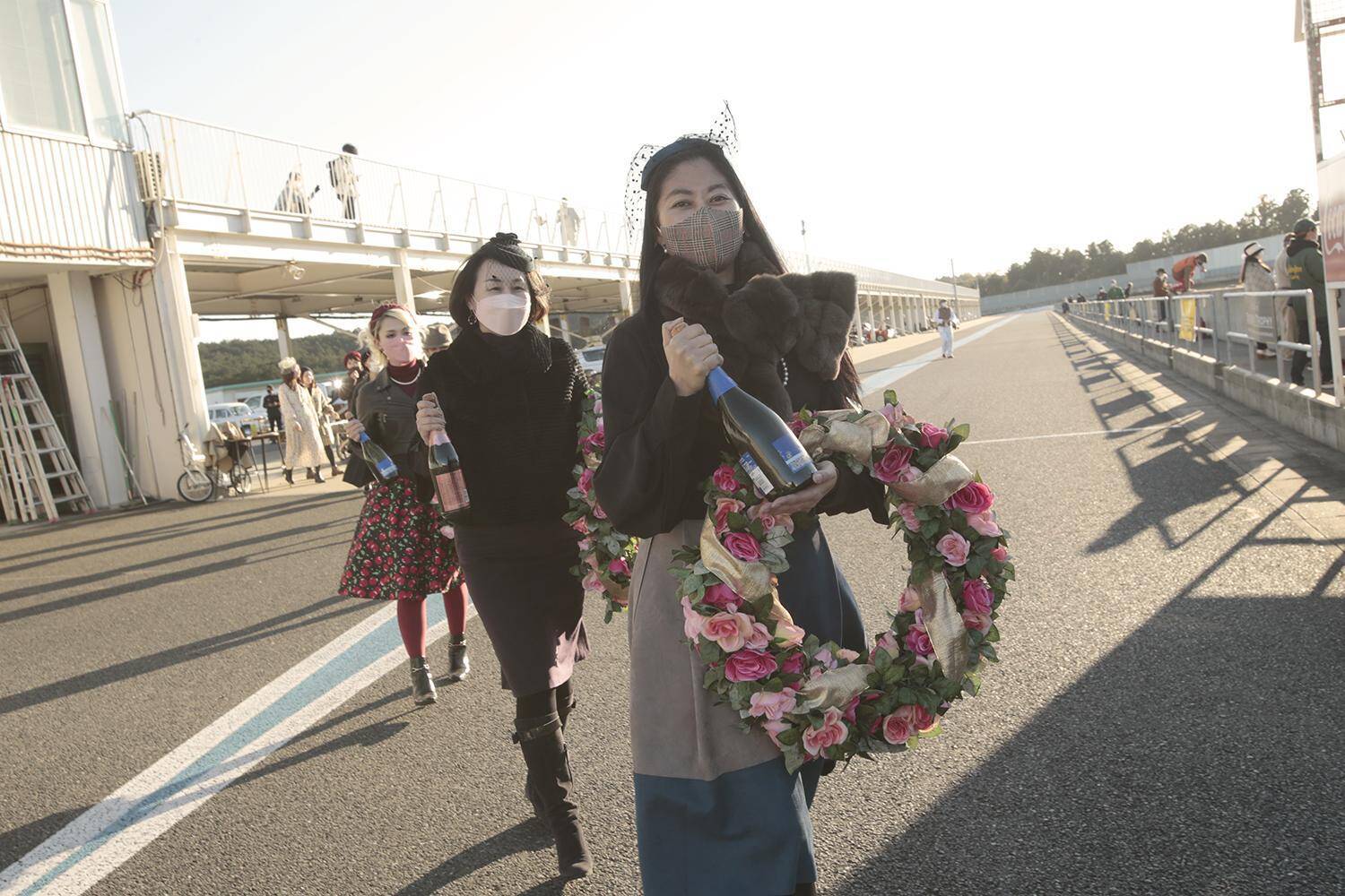 昭和の写真……じゃなくて「令和」なんです！　乗り手もグリッドガールも「レトロコスプレ」した本気レースが面白すぎた