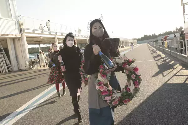 「昭和の写真……じゃなくて「令和」なんです！　乗り手もグリッドガールも「レトロコスプレ」した本気レースが面白すぎた」の画像