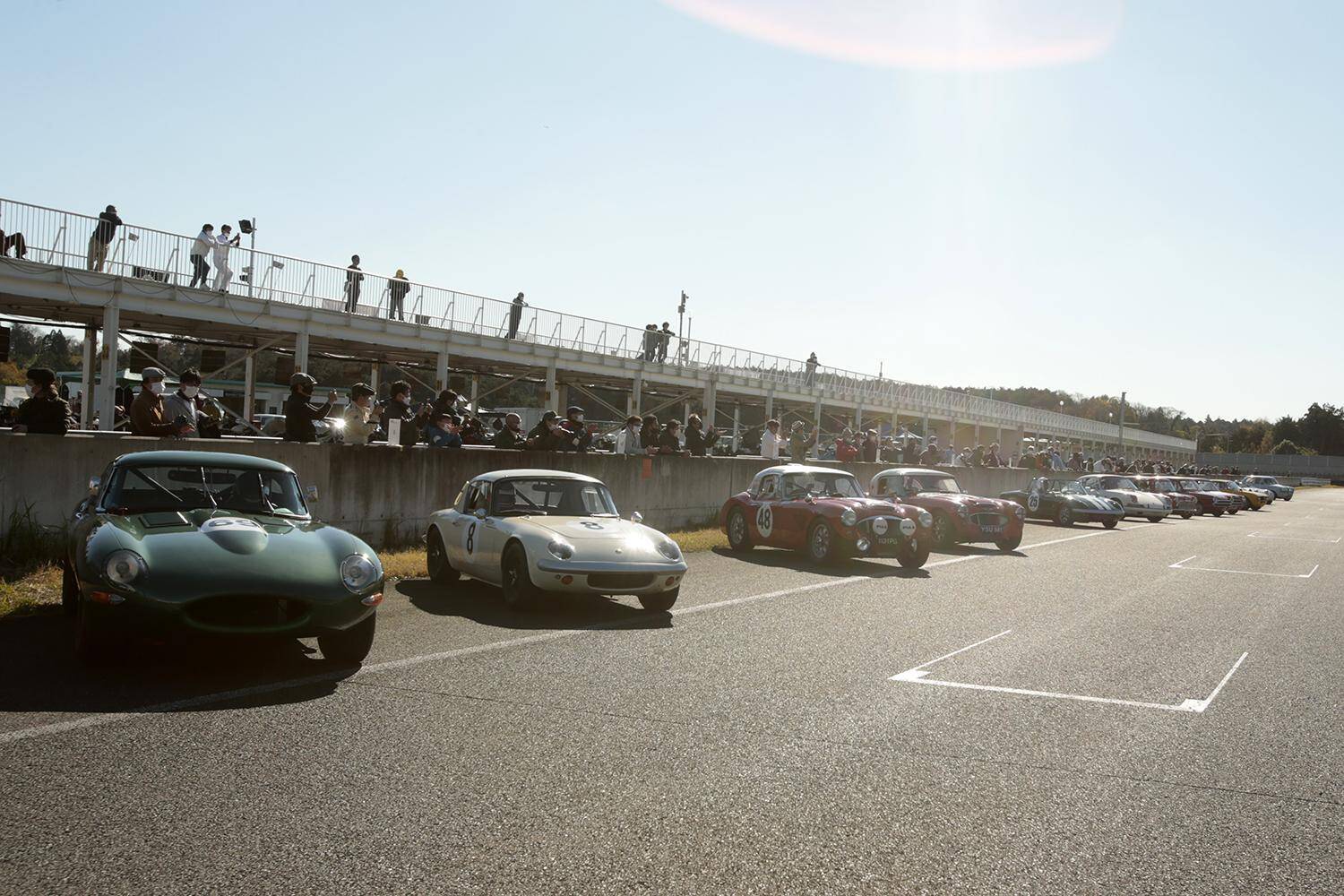 昭和の写真……じゃなくて「令和」なんです！　乗り手もグリッドガールも「レトロコスプレ」した本気レースが面白すぎた