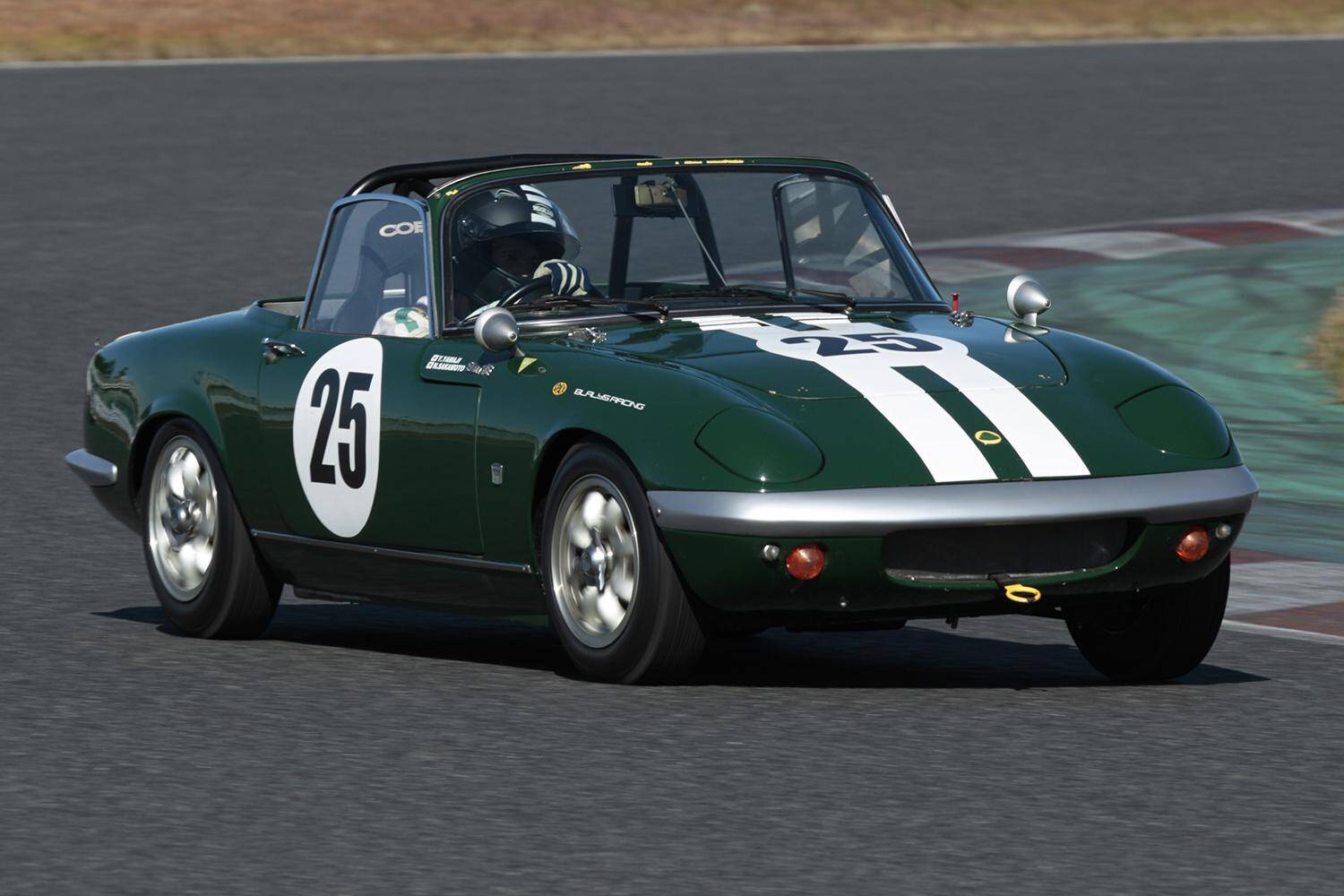 昭和の写真……じゃなくて「令和」なんです！　乗り手もグリッドガールも「レトロコスプレ」した本気レースが面白すぎた