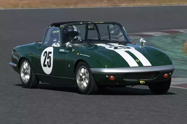 「昭和の写真……じゃなくて「令和」なんです！　乗り手もグリッドガールも「レトロコスプレ」した本気レースが面白すぎた」の画像