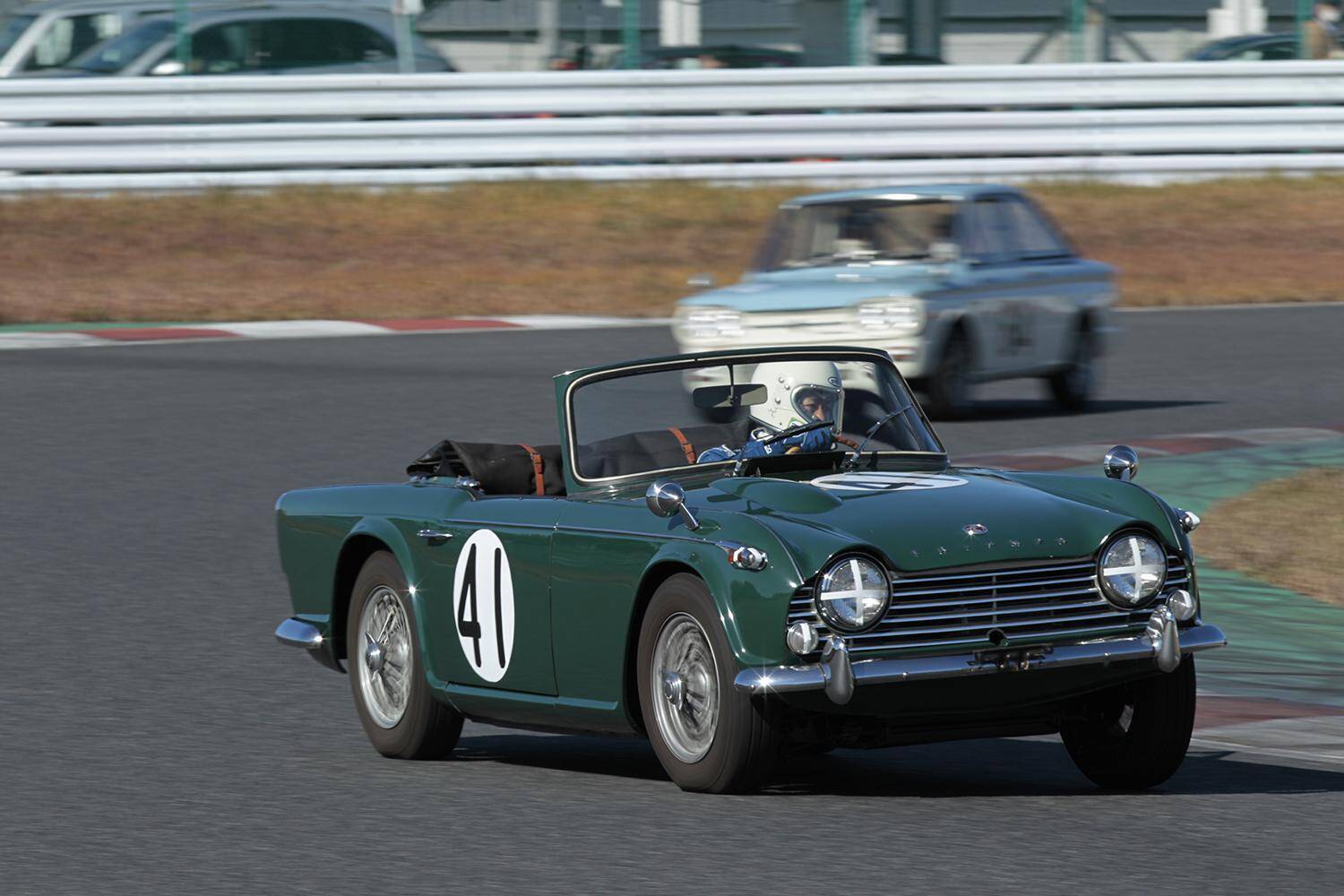 昭和の写真……じゃなくて「令和」なんです！　乗り手もグリッドガールも「レトロコスプレ」した本気レースが面白すぎた