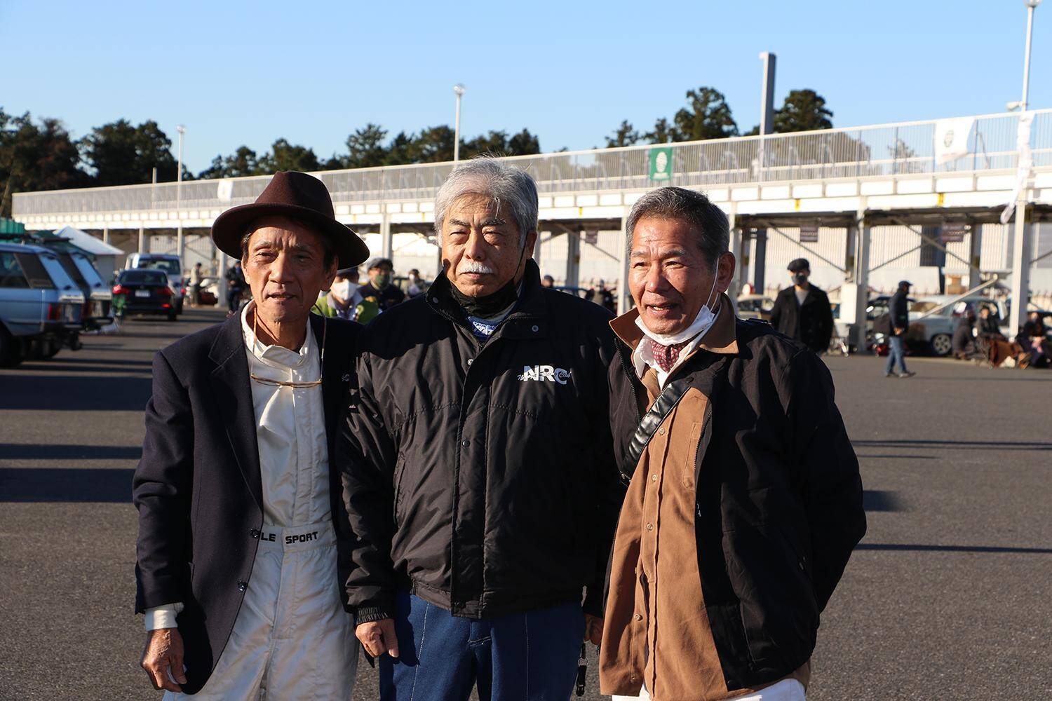 昭和の写真……じゃなくて「令和」なんです！　乗り手もグリッドガールも「レトロコスプレ」した本気レースが面白すぎた