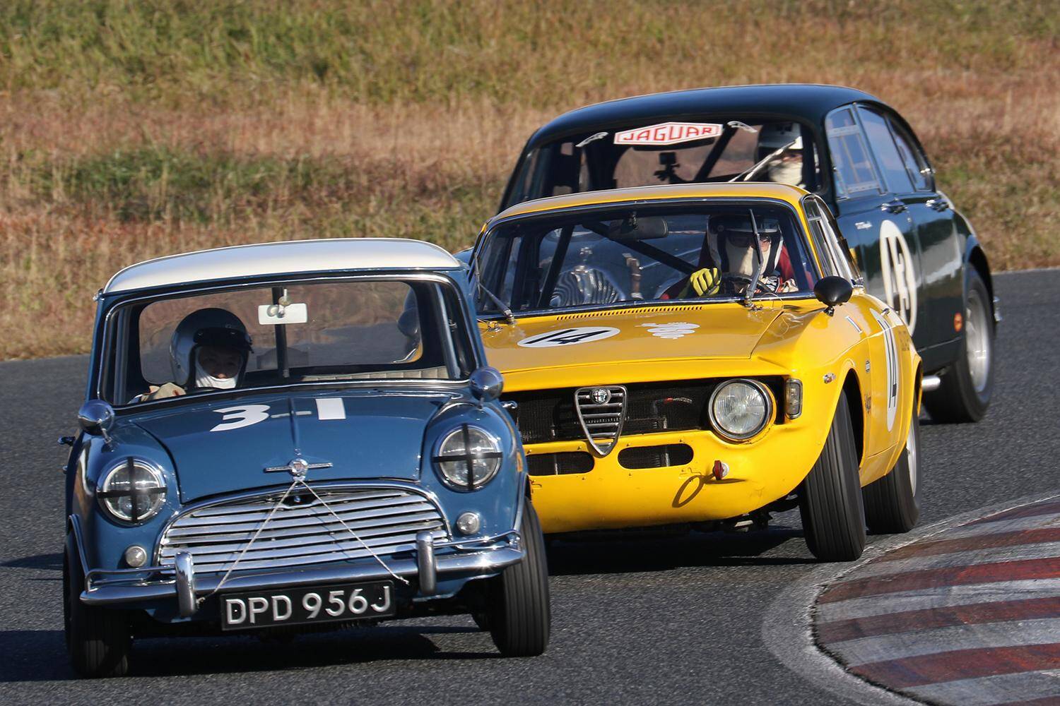 昭和の写真……じゃなくて「令和」なんです！　乗り手もグリッドガールも「レトロコスプレ」した本気レースが面白すぎた