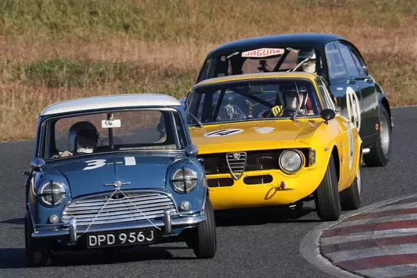 「昭和の写真……じゃなくて「令和」なんです！　乗り手もグリッドガールも「レトロコスプレ」した本気レースが面白すぎた」の画像