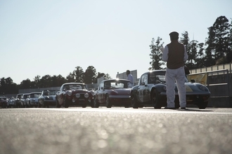 昭和の写真……じゃなくて「令和」なんです！　乗り手もグリッドガールも「レトロコスプレ」した本気レースが面白すぎた