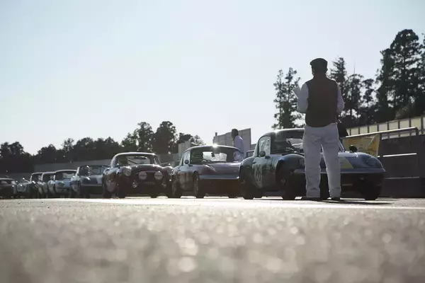 昭和の写真……じゃなくて「令和」なんです！　乗り手もグリッドガールも「レトロコスプレ」した本気レースが面白すぎた