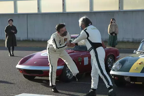 「昭和の写真……じゃなくて「令和」なんです！　乗り手もグリッドガールも「レトロコスプレ」した本気レースが面白すぎた」の画像