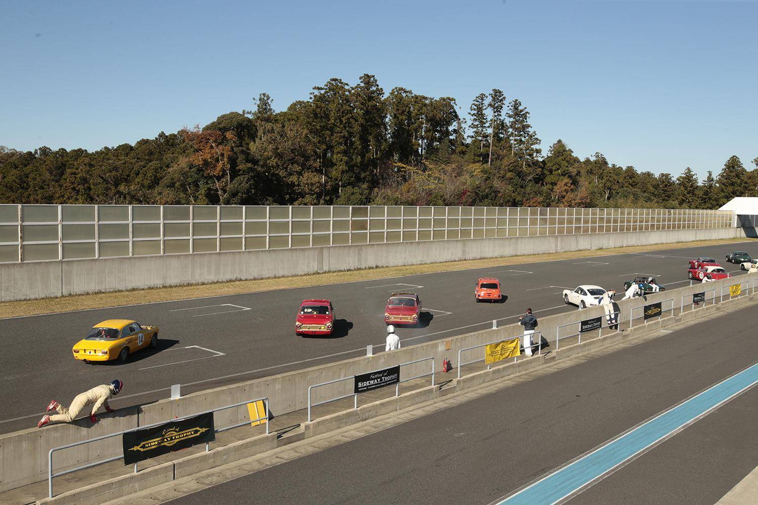 昭和の写真……じゃなくて「令和」なんです！　乗り手もグリッドガールも「レトロコスプレ」した本気レースが面白すぎた