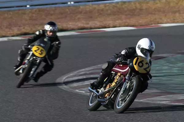 「昭和の写真……じゃなくて「令和」なんです！　乗り手もグリッドガールも「レトロコスプレ」した本気レースが面白すぎた」の画像