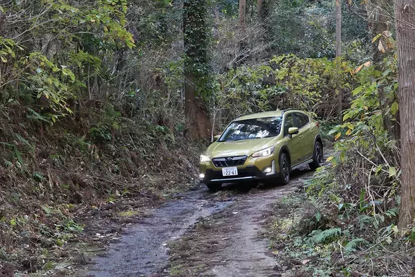 「【試乗】使い勝手はガチすぎないのに悪路走破はガチ！　改良したスバルXVがアウトドア派にちょうどいいの極み」の画像