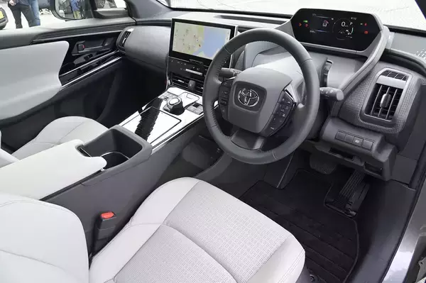 「ハンドルを持ち替える必要なし！　トヨタbZ4Xの「ワンモーショングリップ」ってどんな技術？」の画像