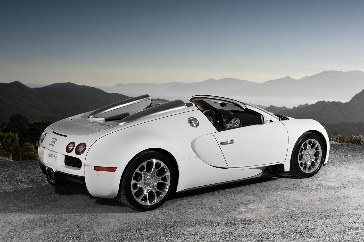 市販車なのに最高速度430km/h超！　スーパーカーを超えるハイパーカーのブガッティ・ヴェイロンとは