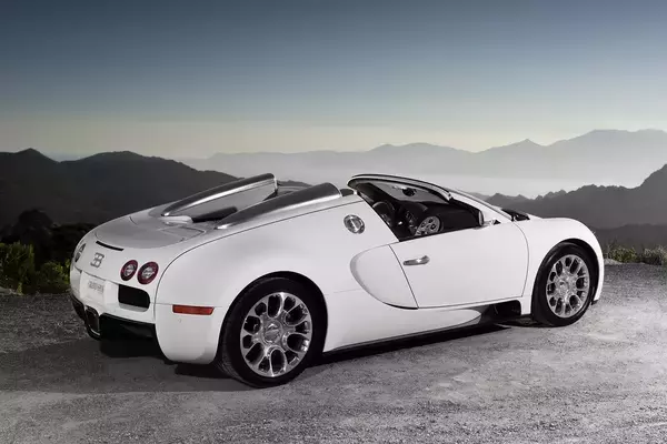 「市販車なのに最高速度430km/h超！　スーパーカーを超えるハイパーカーのブガッティ・ヴェイロンとは」の画像