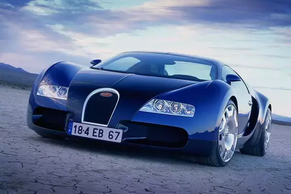 「市販車なのに最高速度430km/h超！　スーパーカーを超えるハイパーカーのブガッティ・ヴェイロンとは」の画像