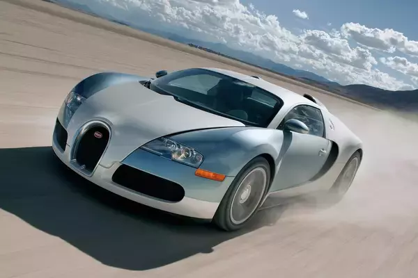 「市販車なのに最高速度430km/h超！　スーパーカーを超えるハイパーカーのブガッティ・ヴェイロンとは」の画像