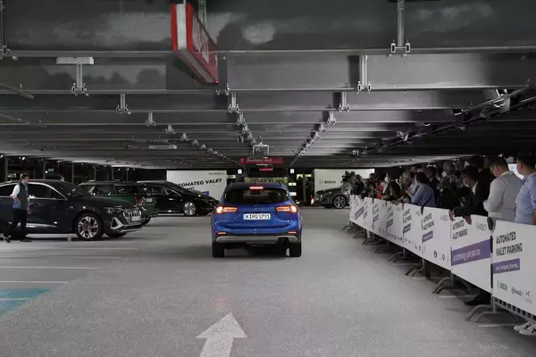 「これで「駐車の苦しみ」から解放される！　ボッシュの「自動パーキングシステム」が今すぐ実用化希望レベルだった」の画像