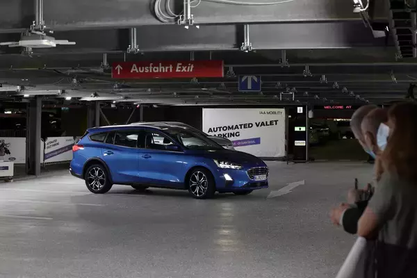 「これで「駐車の苦しみ」から解放される！　ボッシュの「自動パーキングシステム」が今すぐ実用化希望レベルだった」の画像