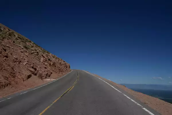 「スタート地点が標高2800mでゴールが4000m！　ガチで酸欠になる「山登りレース」パイクスピークって何だ？」の画像