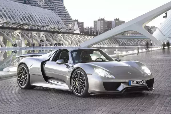 「ポルシェにはスーパーカーがない」の声は正論か？　911を見れば答えは出る！