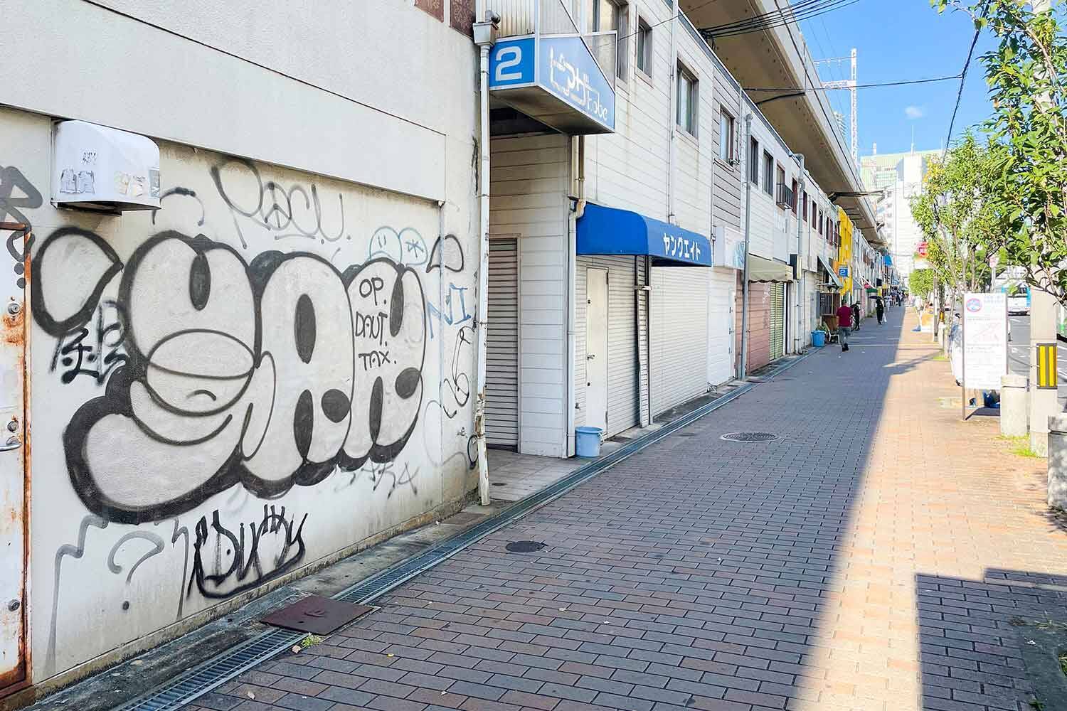 道路にステッカーを貼り付け！　植木鉢や猫よけのペットボトルを置く！　罰則のある違法行為になる可能性が大だった