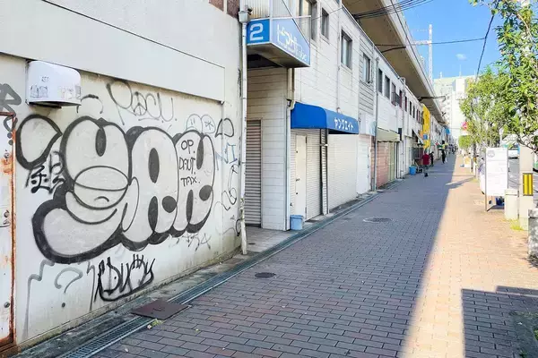 「道路にステッカーを貼り付け！　植木鉢や猫よけのペットボトルを置く！　罰則のある違法行為になる可能性が大だった」の画像