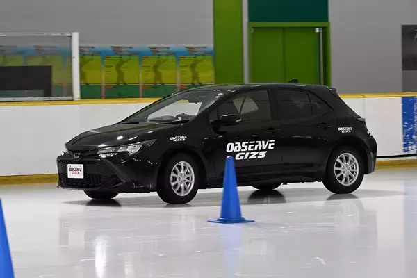 「価格が魅力のTOYOのスタッドレスが「制動性能20%アップ」を引っ提げて新モデルに！　スケートリンクで試したら明らかに進化していた!!」の画像