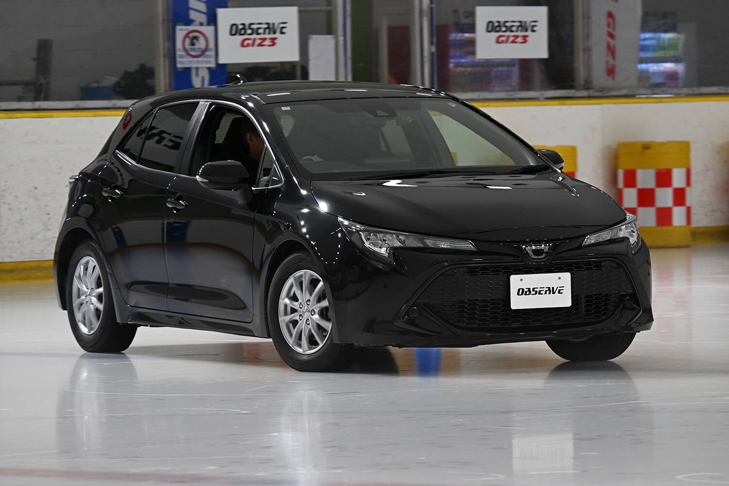 価格が魅力のTOYOのスタッドレスが「制動性能20%アップ」を引っ提げて新モデルに！　スケートリンクで試したら明らかに進化していた!!