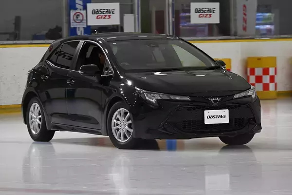 「価格が魅力のTOYOのスタッドレスが「制動性能20%アップ」を引っ提げて新モデルに！　スケートリンクで試したら明らかに進化していた!!」の画像