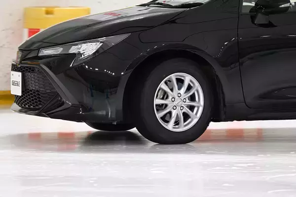 「価格が魅力のTOYOのスタッドレスが「制動性能20%アップ」を引っ提げて新モデルに！　スケートリンクで試したら明らかに進化していた!!」の画像