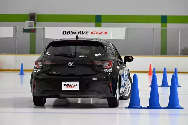 「価格が魅力のTOYOのスタッドレスが「制動性能20%アップ」を引っ提げて新モデルに！　スケートリンクで試したら明らかに進化していた!!」の画像