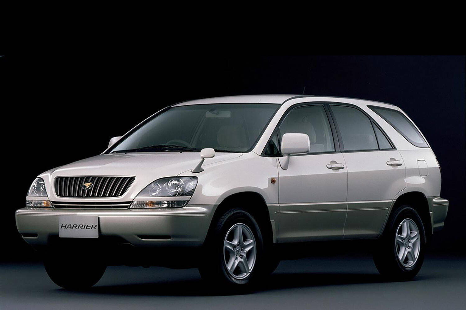 発売は２年以上前なのに「受注停止」の大人気っぷり！　「ハリアー」バカ売れの影に「マークIIイズム」あり