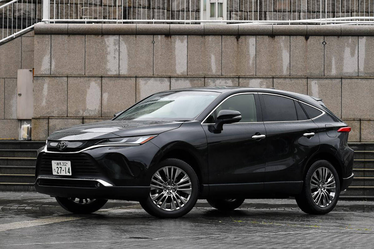 発売は２年以上前なのに「受注停止」の大人気っぷり！　「ハリアー」バカ売れの影に「マークIIイズム」あり