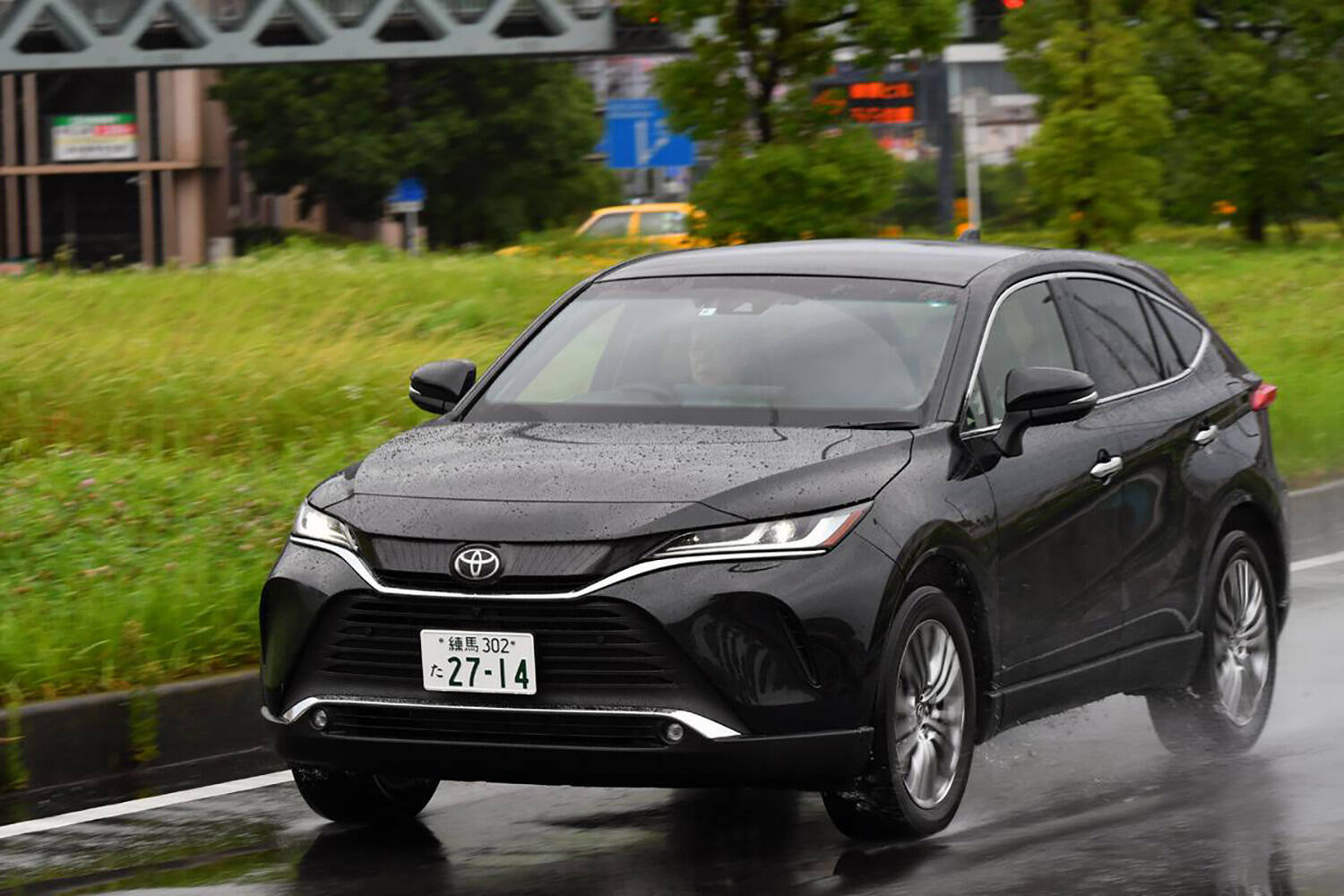 発売は２年以上前なのに「受注停止」の大人気っぷり！　「ハリアー」バカ売れの影に「マークIIイズム」あり