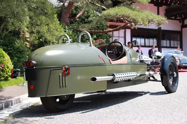 「「二度見」確実の「異形っぷり」！　日本車じゃ絶対あり得ない海外のぶっ飛びデザインカー７選」の画像